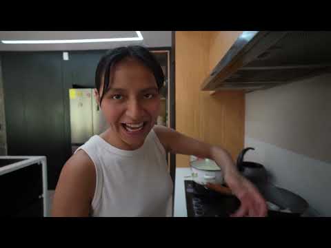 Lucha cocina para su novio