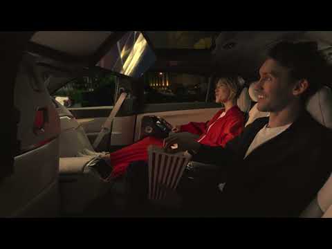 Perfect movie night inside the i7 | BMW iDrive Challenges