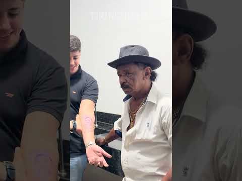 FÃ FAZ TATUAGEM EM HOMENAGEM A TIRINGA  #tiringa #trollagens