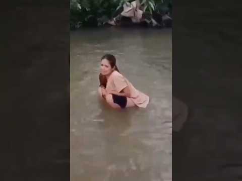 Ada wanita berak di sungai