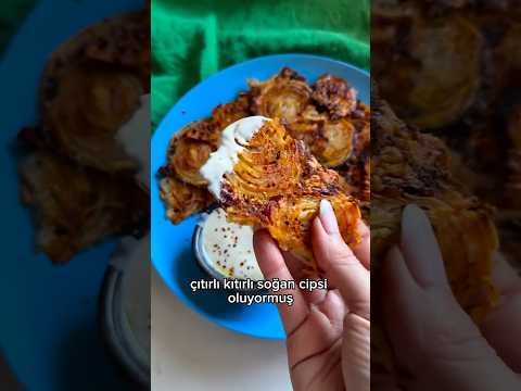 Gratine Soğan Cipsi / Eski kaşar (mümkünse parmesan daha iyi olur), Soğan, Zeytinyağı, Toz biber