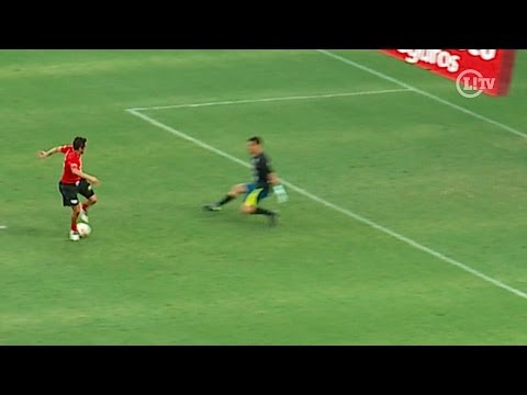 Balão, golaço e bicicleta! Falcão rouba a cena em jogo de Zico