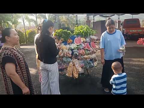 begini klo mas sayur datang langsung di keroyok ibu2
