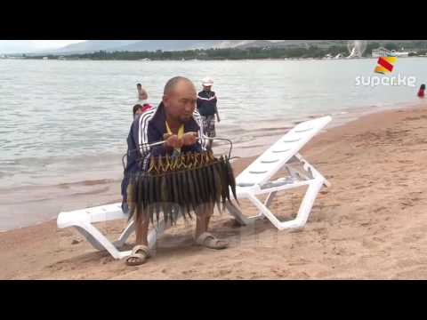 Көл жээгинде балык сатып үй-бүлөсүн баккан актёр