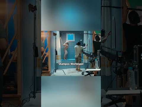 Frau reiste in eine Parallelwelt, während sie ihr Haar wusch#shorts #movie