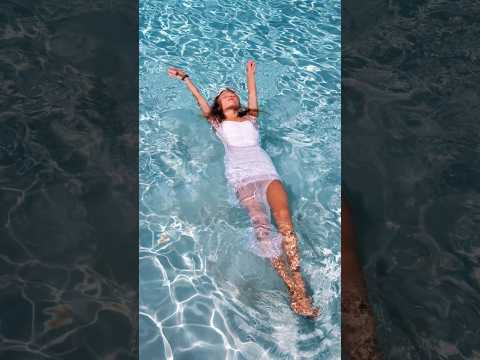 CADE IN ACQUA con il VESTITO DA SERA 😨 idea per una foto al mare 💙 iPhone Trick per foto 📱