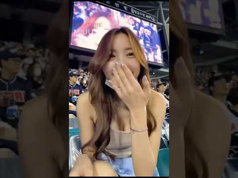 카메라에 잡힌 관중 ,마스크를 내려보니 🙈 #야구선수 #관중석 #육상선수