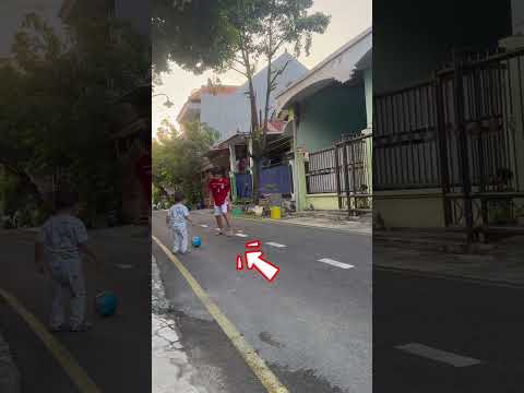 Bolanya adik Azmi masuk dikolongnya kakak Azka #cutebaby #funny #shorts