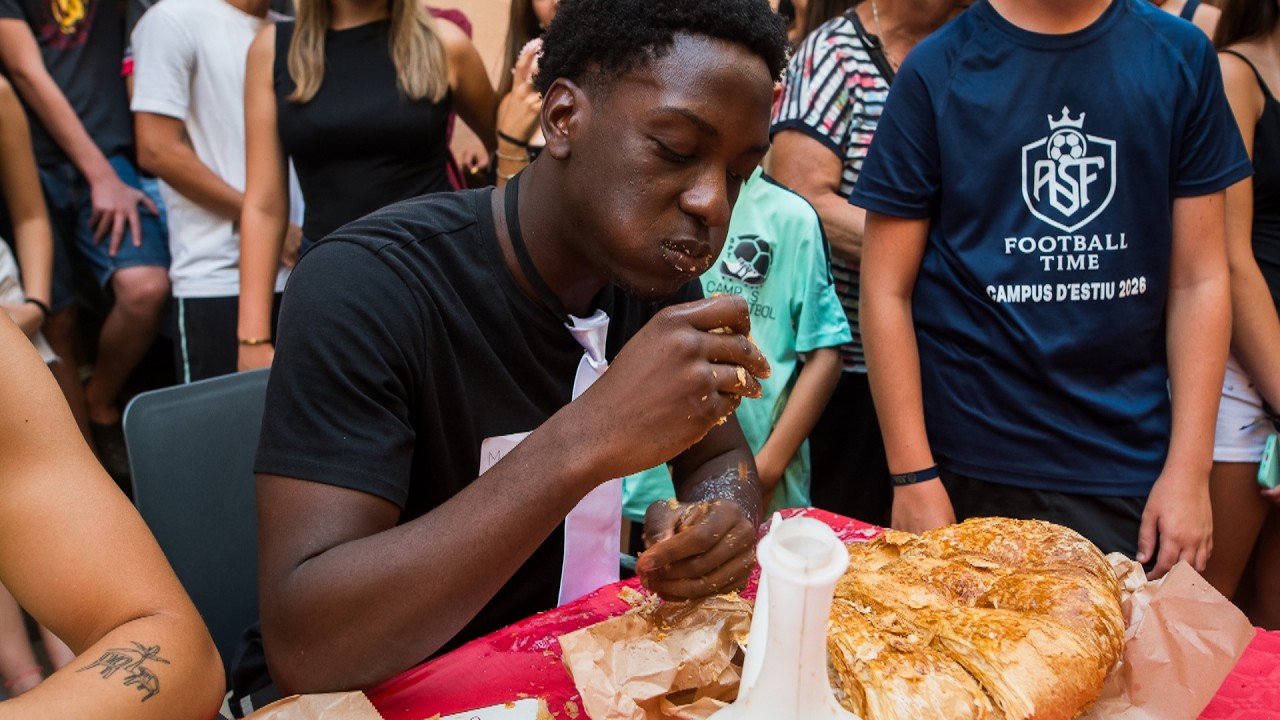 Menjar-se un croissant d'un quilo en 19 minuts, a Torelló