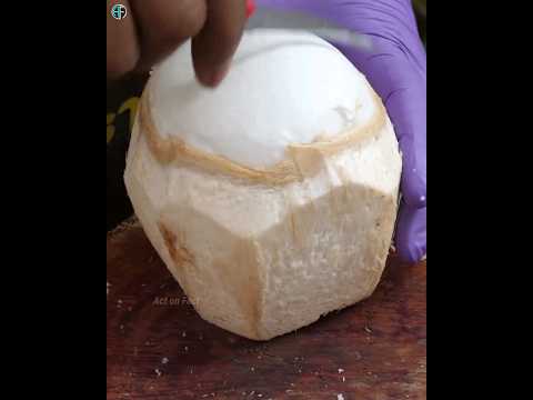 😳🔥नारियल छीलने का ये तरीका आपने नही देखा होगा! #shorts #viral #coconutcuttingskills