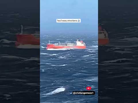 fuertes olas golpen Barco en el océano