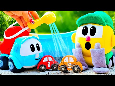 Leo y Lifty lavan sus coches de juguete en una bañera. Juguetes para niños.