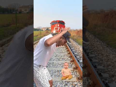 Salvo i bimbi e il gatto dal treno… un solo pugno fa esplodere tutto! 🚂💥😂