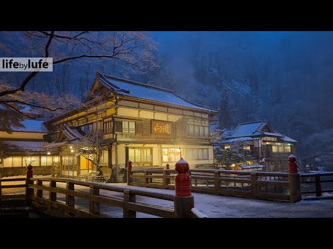 Casa linda parece um cenário de sonho -  arquitetura antiga com águas quentes e neve