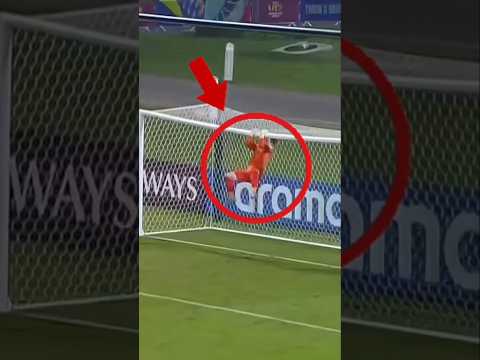 โหนคานปริศนา ก่อนเซฟจุดโทษโลกจำ! #ฟุตบอล #football #soccer #sports #shorts