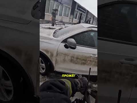 Оголённый провод упал и прожёг машину