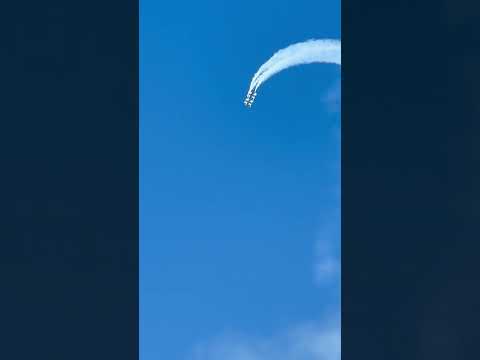USAF Thunderbirds F Jets Perform Dramatic Split over Skyscrapers