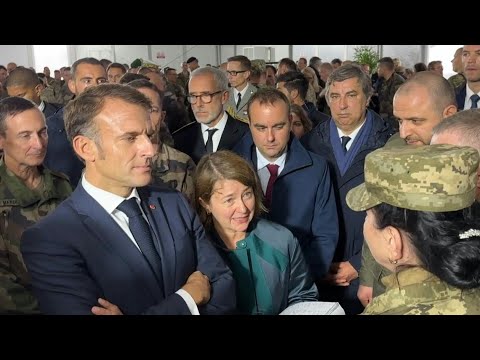 Macron meets Ukrainian soldiers training in France | AFP