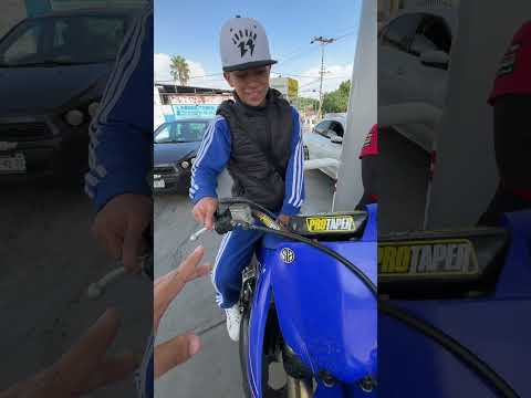 Este loco lleno su tanque con una sustancia rara #fypシ゚ #motocicleta #videooftheday #shorts