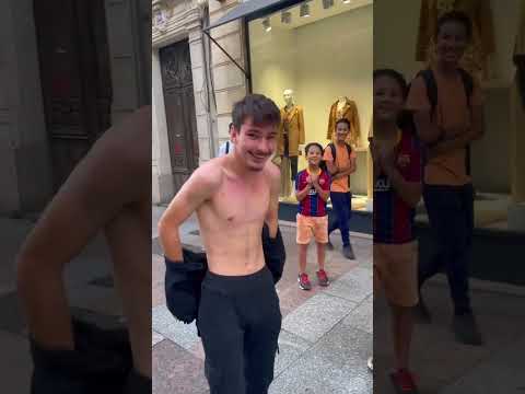 Déchire ton t-shirt je te donne 50€ ! 😊😊😊😊