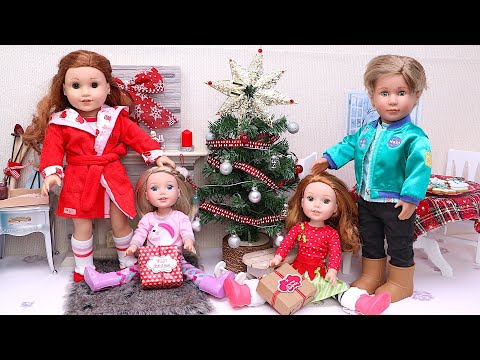 Naughty doll sisters Christmas Presents hunt! Play Dolls