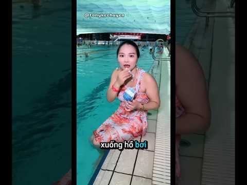 cô gái cầm thứ gì đó ở bể bơi #shorts