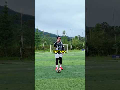 TIGA CARA MENGAMBIL BOLA YANG KEREN NI BOY #football #tips #dendideher