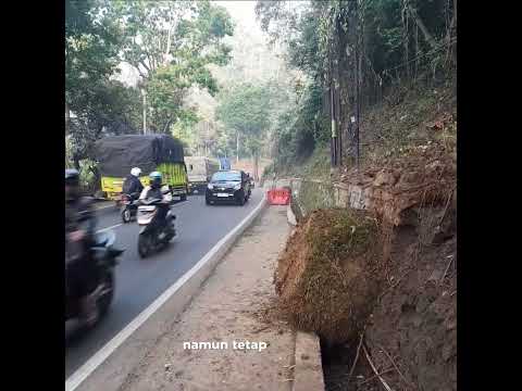 Curah Hujan Tinggi Sebabkan Longsor di Jalan Raya Bandung-Cirebon