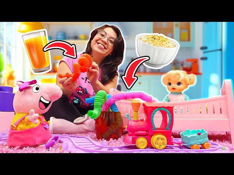 Una forma inusual de alimentar a los bebés. Videos con Peppa Pig y otros juguetes.