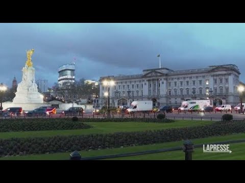 Notte a casa per Re Carlo dopo inizio cure, le immagini di Buckingham Palace