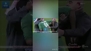 ‏أب ينزل إلى أرض الملعب لتعنيف وتهدئة ابنه الذي تشاجر مع لاعب آخر بعد قيامه بشتم والدته ،