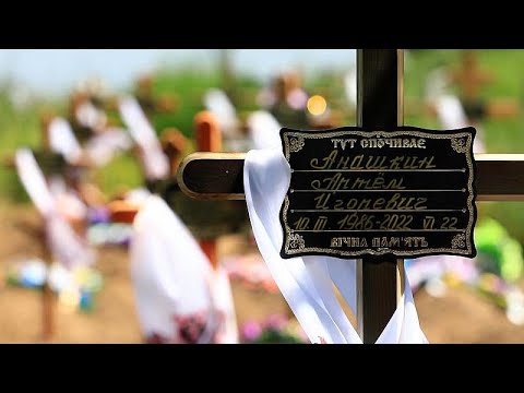 شاهد: عائلات أوكرانية مكلومة تدفن  موتاها في مقبرة الأبطال