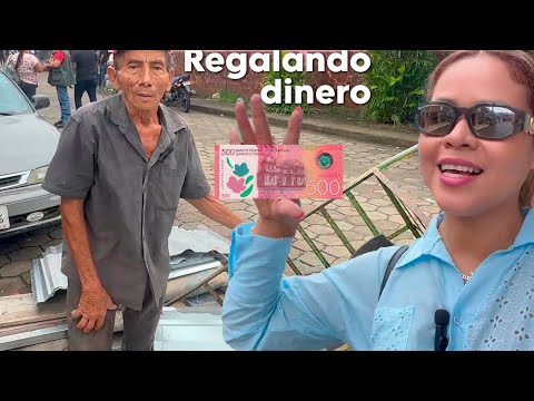 Regalando dinero en Nicaragua