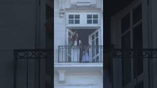 Rosalía en el balcón del Hotel Copacabana