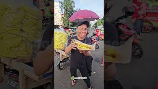 Kerupuk mie goreng pasir di celupin bumbu kacang