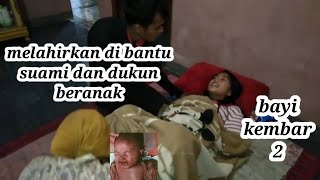Melahirkan di bantu dukun beranak dan suami lahiran bayi kembar