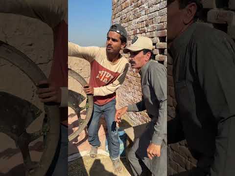 चलाक आदमियों ने बुरे लोगों को पकड़ लिया।