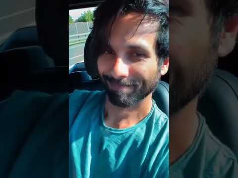 Shahid Kapoor yet again CATCHES wife Mira Kapoor engrossed in her phone &#128518; | #shorts #shahidkapoor