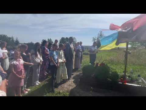 Річниця загибелі воїна с. Новосілка Максимів Андрія. "Мамо, мамо, не плачте" Церковний хор.