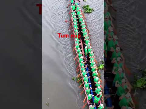 Ghe tum núp dưới bầu không khí hào hùng