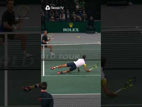 Paire Ends Up ON THE FLOOR During The Point 🕺