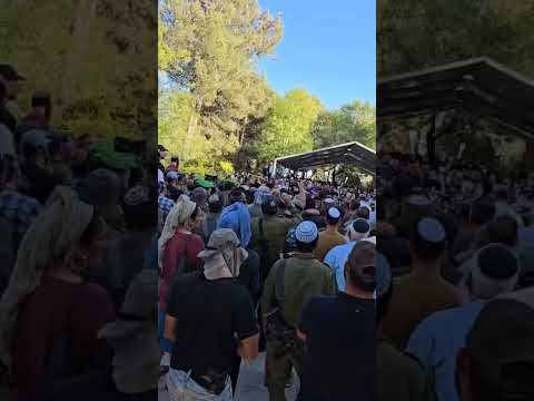 המפקד של אפי פלדבאום הי"ד שנהרג  ברפיח : החזיק אותו  ברגעיו האחרונים כשהוא שר את השיר 'שלום עליכם "