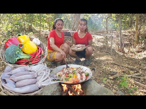 Yummy! Squid curry with fresh vegetable So delicious food, Eating delicious in jungle