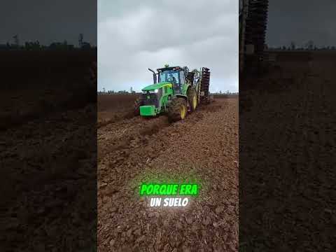 John Deere a toda potencia en el barro.