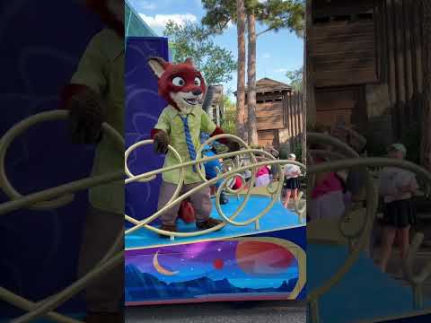 Desfile de Los Increíbles en Disney Magic Kingdom Mr Increíble Toy Story Goody y Zootopia