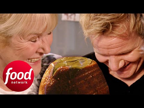 Mum Mocks Gordon Because His Pudding Got Stuck In the Bowl | Gordon Ramsay's Ultimate Christmas