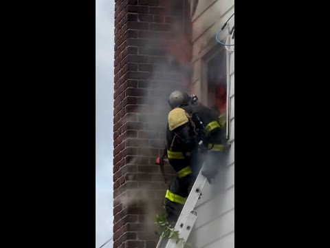 Firefighters race to escape flames in Queens, N.Y.
