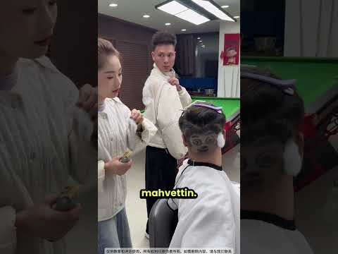 Kadın Adamın Saçını Koyuna Benzetmeye Çalıştı :)