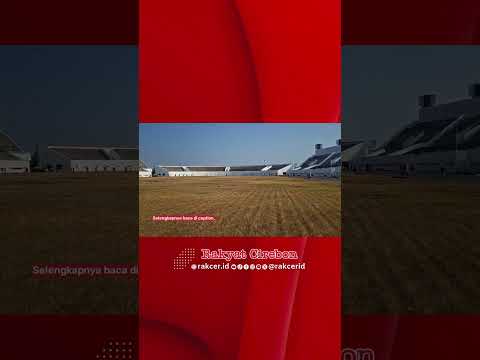 RUMPUT stadion Watubelah, Kabupaten Cirebon, menguning