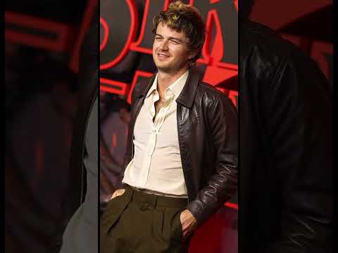 Nell Fisher and many more getting pictures at the premier ๏ฟผof stranger things season 5 #nellfisher